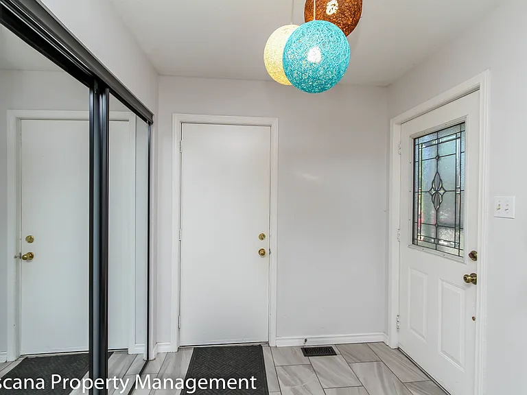 72 Burlington Cres #1 — Photo 2