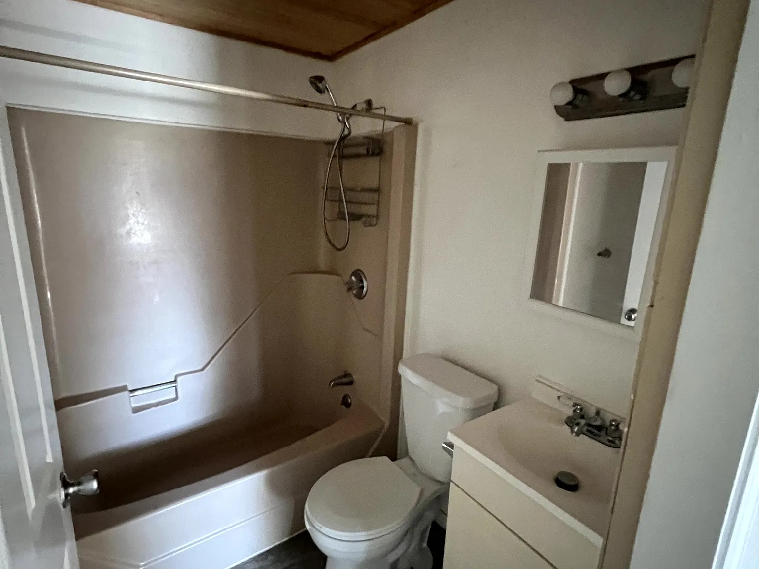 2 bed, 650 sqft, $1,100 — Photo 1