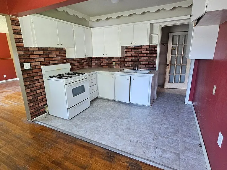 1954 E Cherry St — Photo 5