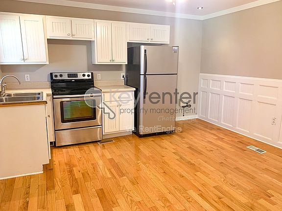 2nd image of 115 N Larchmont Ave Unit B