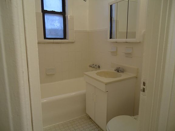 2nd image of 33-09 Crescent St #Rr3