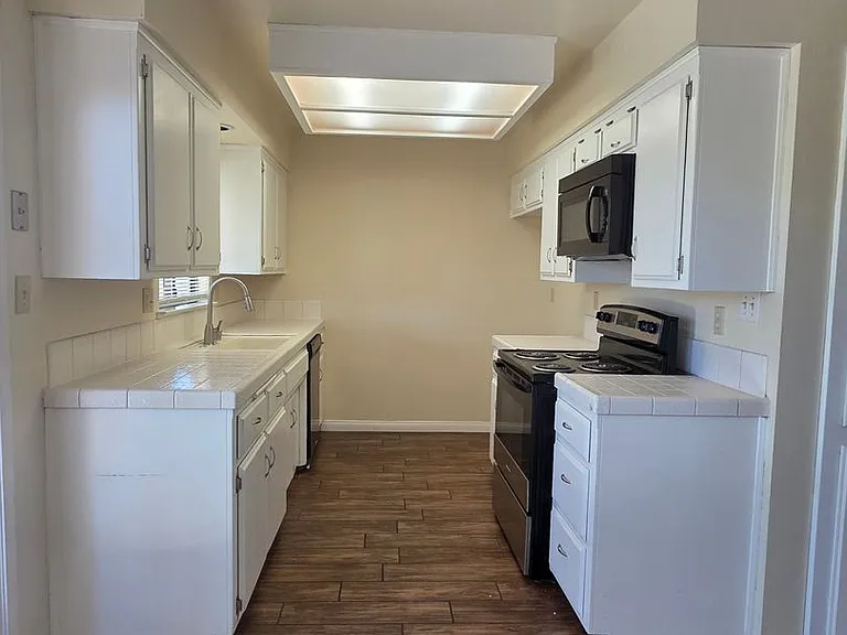 1012 Orangewood St — Photo 4