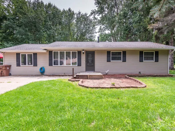 5033 Oak St, Webberville, MI 48892