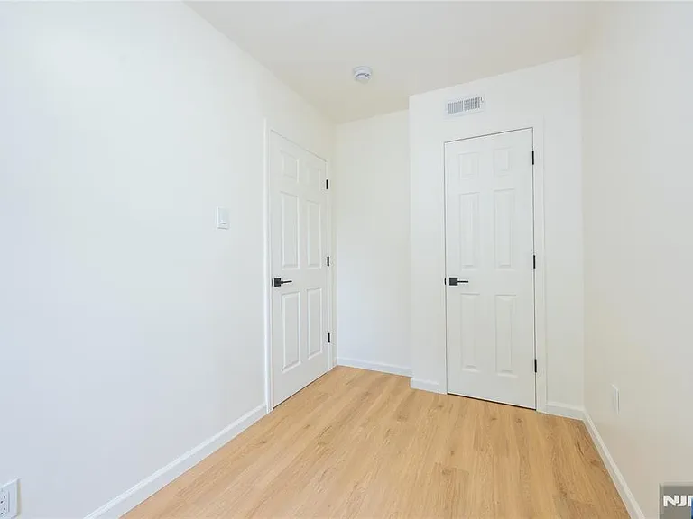 231 Waverly Pl — Photo 13