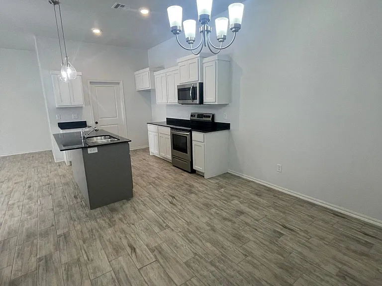 936 Chase Ln — Photo 2