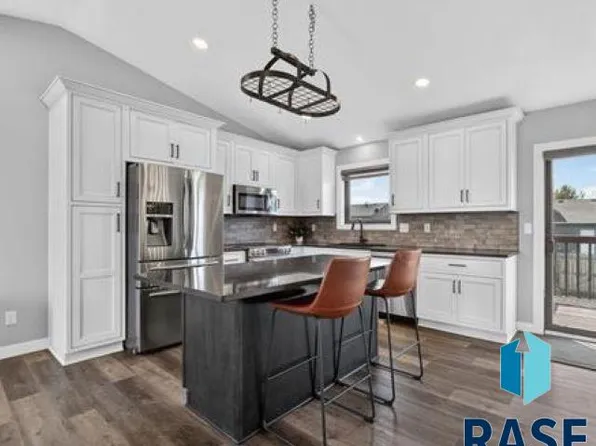 6005 S Hallow Ave, Sioux Falls, SD 57106
