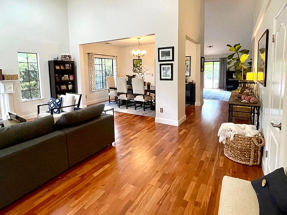 3rd image of 15 Versailles Ct