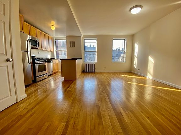 4th image of 475 W Broadway #C6
