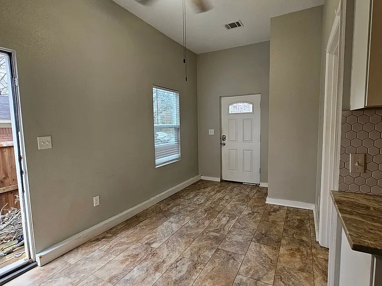 2115 Glenwood Ln — Photo 9