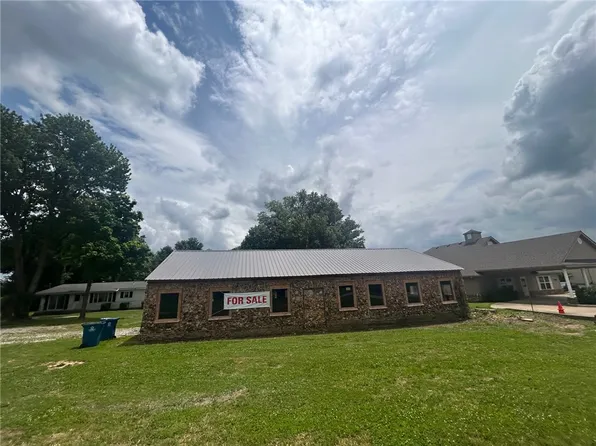 1002 1st Ave SE, Gravette, AR 72736