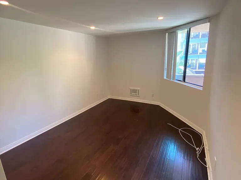 West Knoll Plaza Apartments — Photo 14