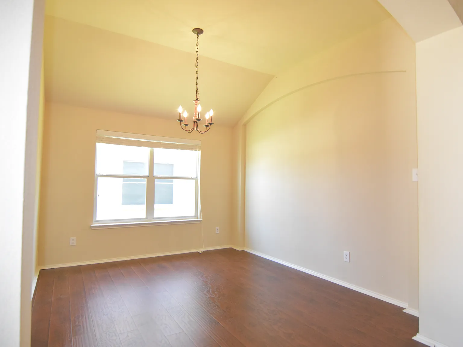 3 bed, 2101 sqft, $2,700 — Photo 4