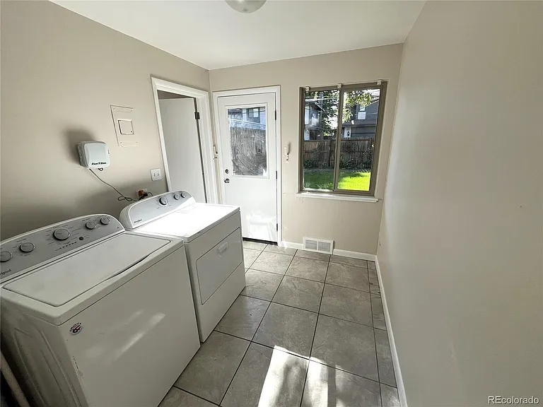 860 Dahlia St — Photo 15