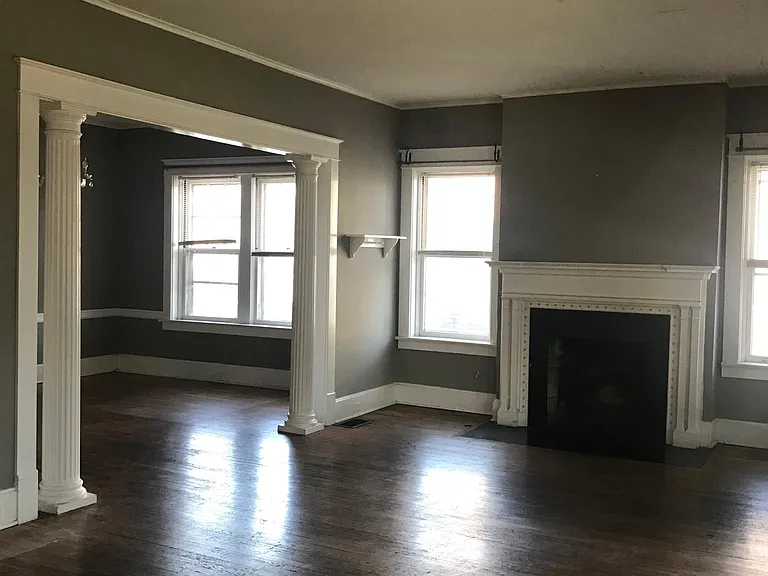 Living Room (rt)
Dining room (left) or optional