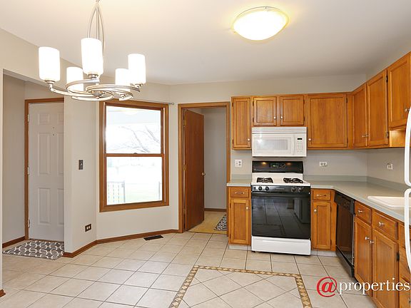 Kitchen & Eat-In Dining