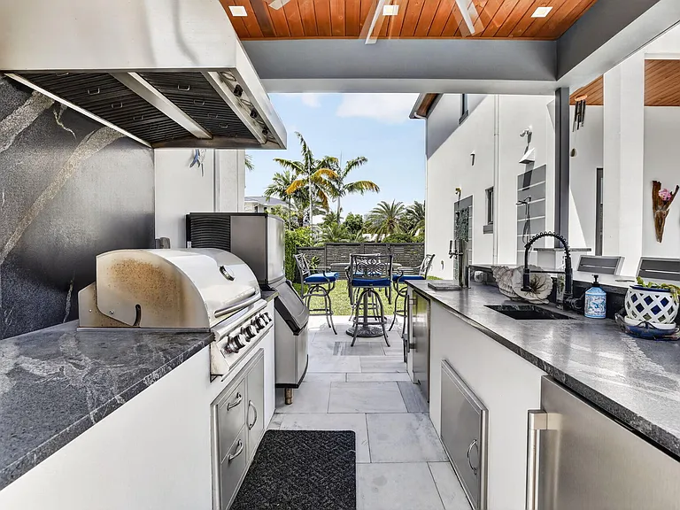 334 Isle Of Capri Dr — Photo 8