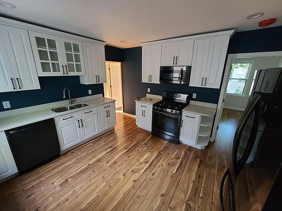 5th image of 690 Dewey St #1