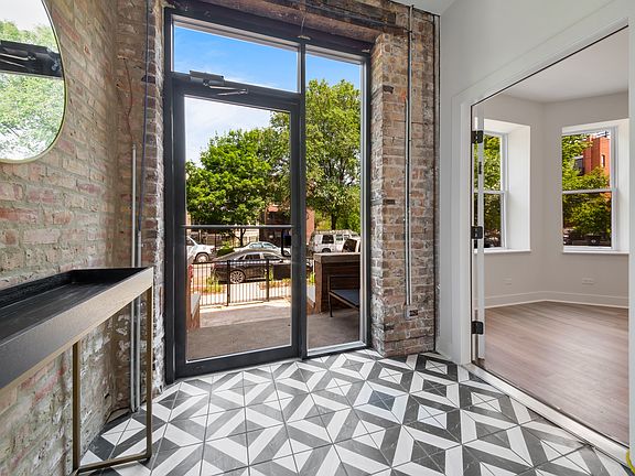 3rd image of 824 N Maplewood Ave #1