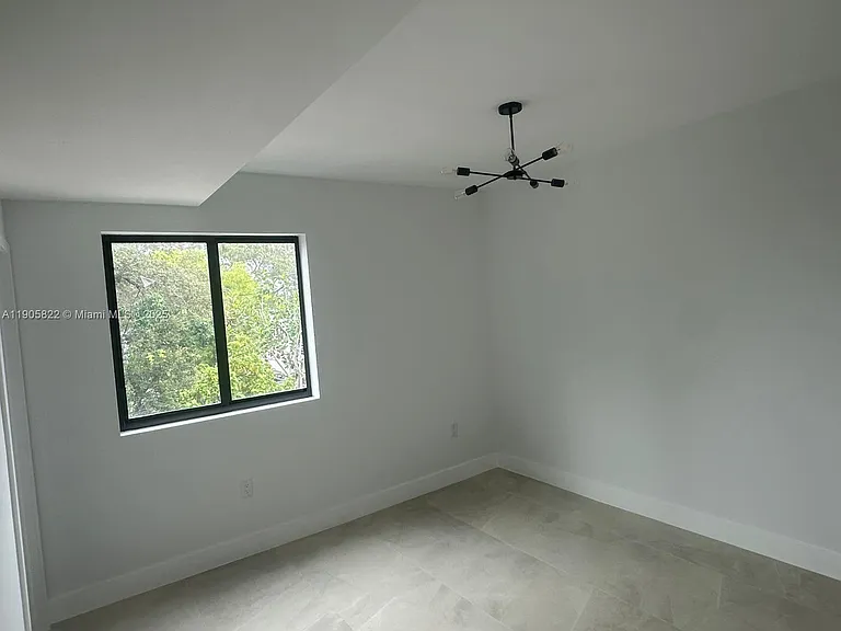 5423 NE Miami Ct #7 — Photo 9