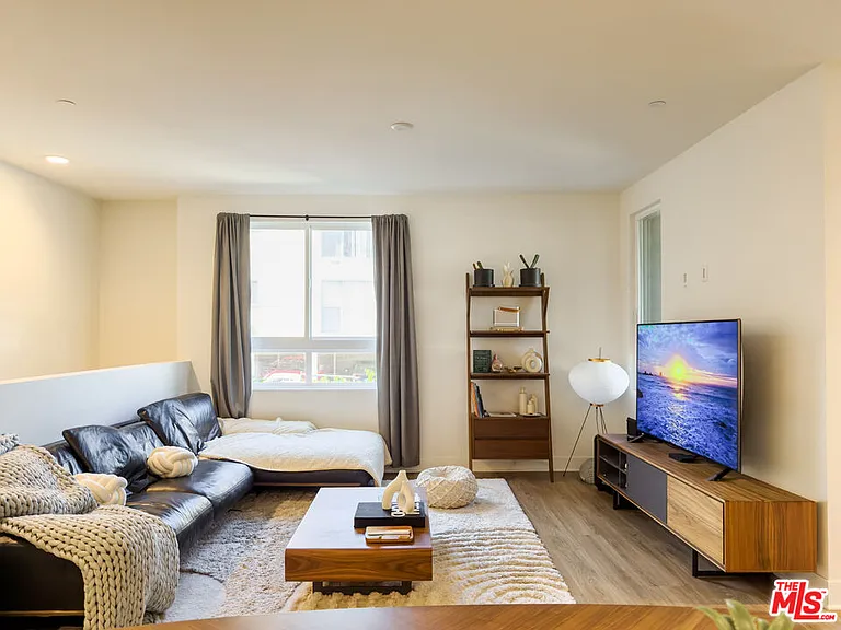 2111 N Cahuenga Blvd #2 — Photo 18