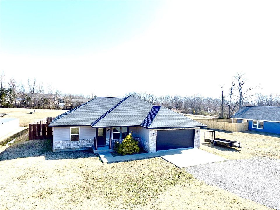 1st image of 216 Crooked Pine Ln
