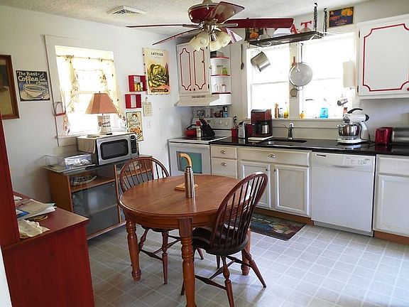 4th image of 202 Aaron Dr