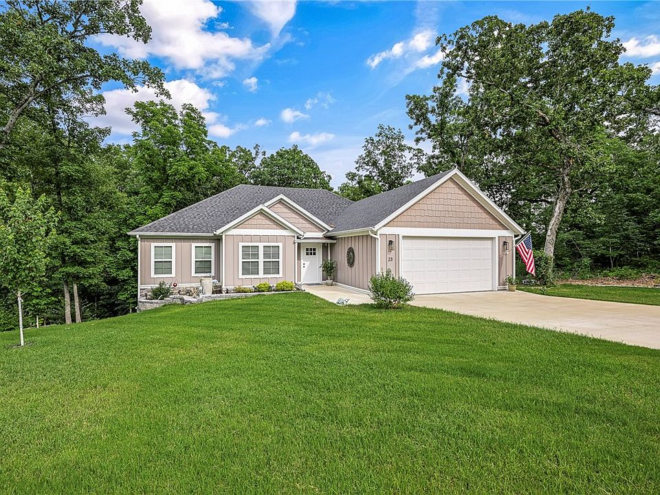 1st image of 23 Chaucer Dr