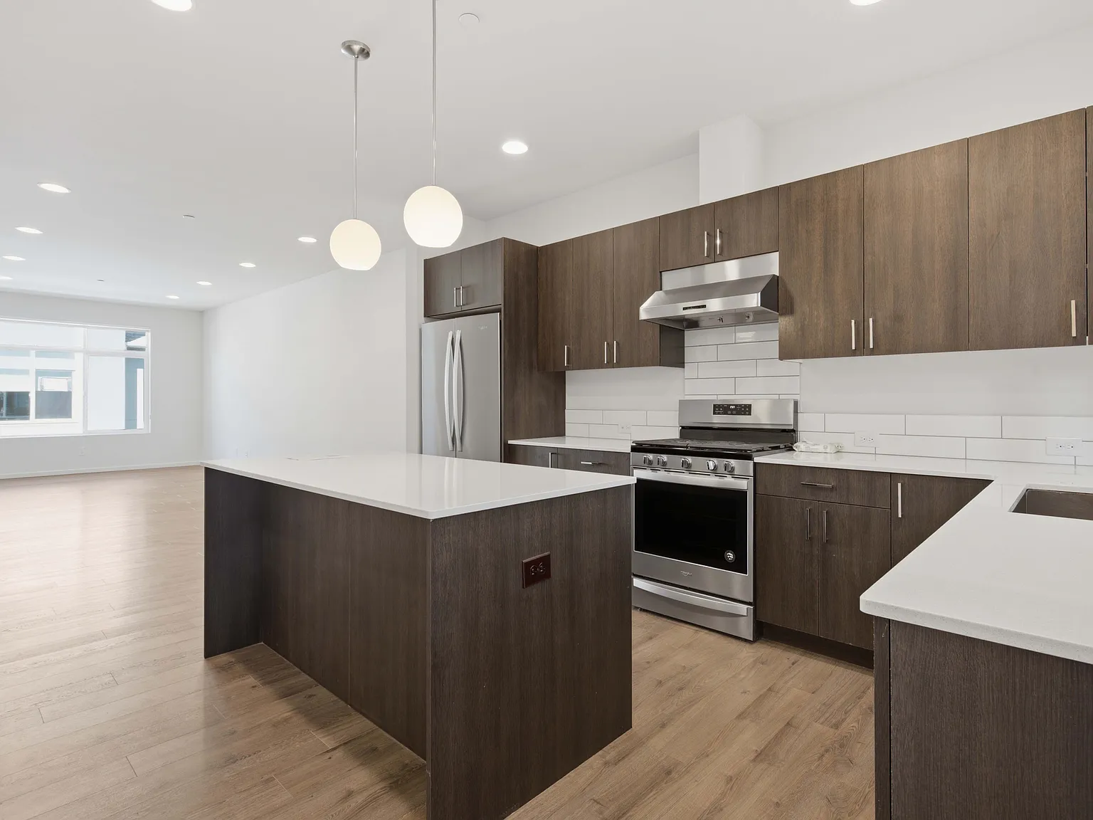 3 bed, 2.5 bath, 1820 sqft, $3,300 — Photo 3