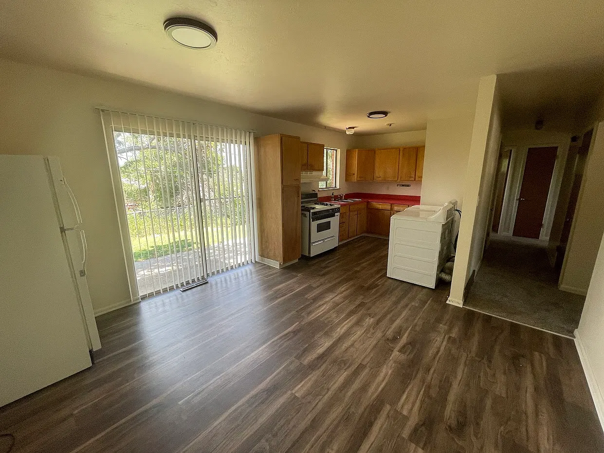 3 bed, 1026 sqft, $3,300 — Photo 3