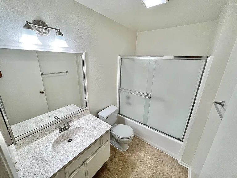 1045 E 3rd St #3 — Photo 17