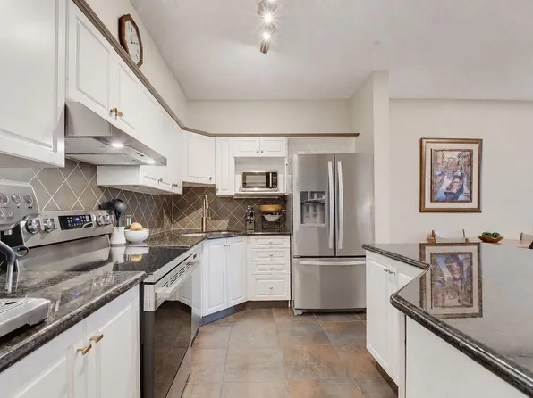 4835 N Dalhousie Dr NW #205, Calgary, AB T3A 5R7