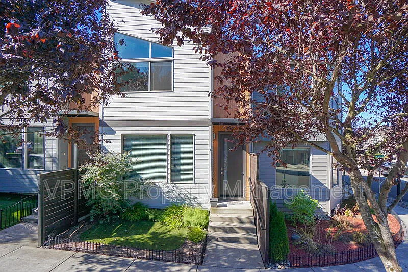 3 bed, 2.5 bath, 1806 sqft, $2,195 — Photo 2