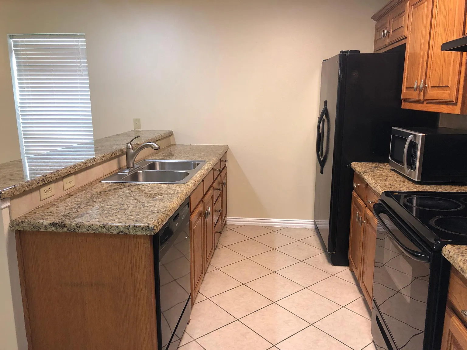 3 bed, 1198 sqft, $1,800 — Photo 3
