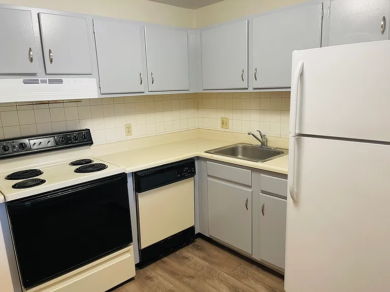 127 English Village Rd — Photo 3