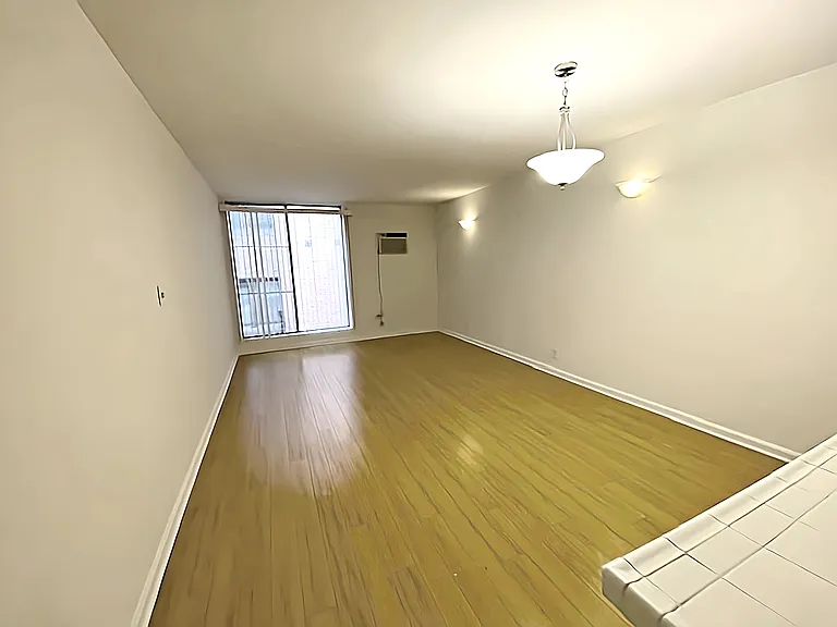 435 S Mariposa Ave — Photo 19