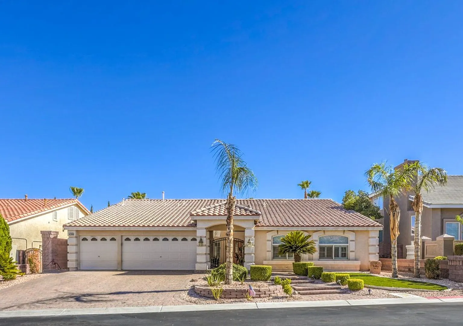 Rare Beautiful 1 story Gated w/ Basement! Pool, Spa and Tiki Bar! — Photo 1