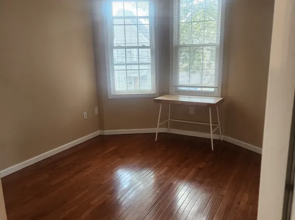 352 Woodlawn Avenue image 10 of 13