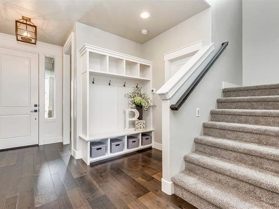 4 bed, 2.5 bath, 2382 sqft, $2,495 — Photo 2