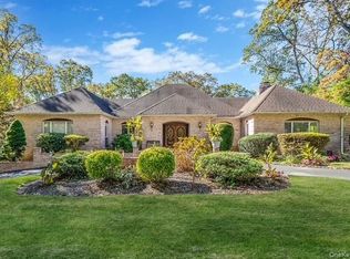 26 Sleepy Hollow Ln, Dix Hills, NY 11746