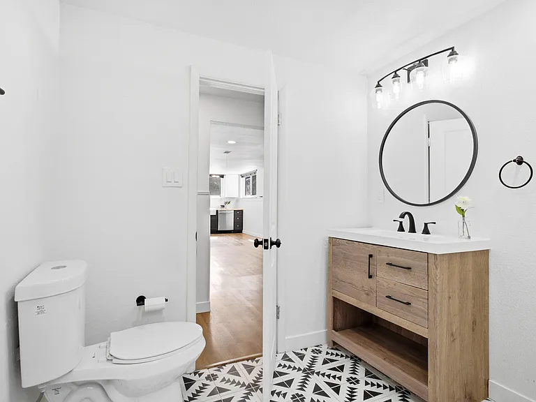 Full Bathroom w. tub and shower