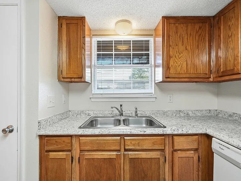 1807 Whispering Oaks Ln — Photo 7