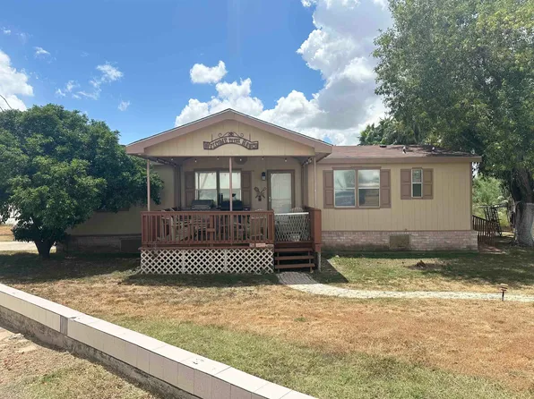 104 Sunshine Ln, Zapata, TX 78076