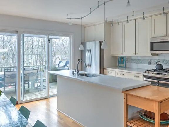 5th image of 31 Island View Dr W