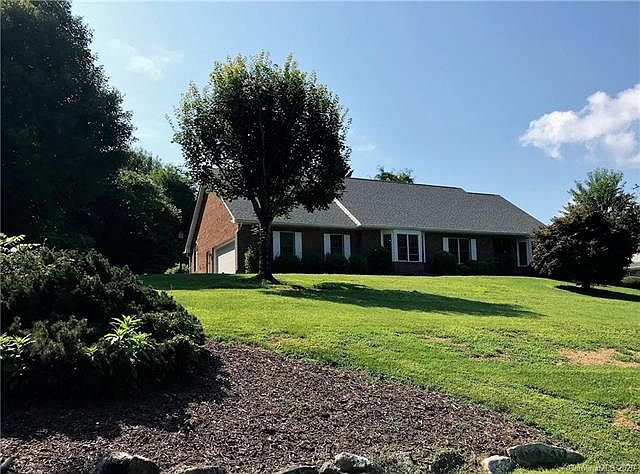 1st image of 236 Hawthorn Dr