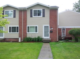 19415 S Highlite Dr, Clinton Twp, MI 48035
