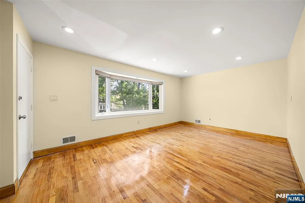 5 bed, 2.5 bath, $4,200 — Photo 4