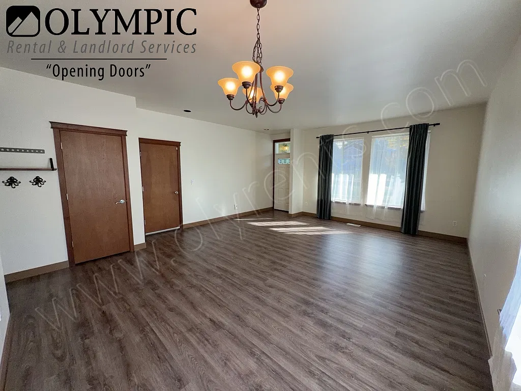 Beautiful 3 bedroom/2.5 bath home in Evergreen Heights w/ fenced yard! — Photo 4
