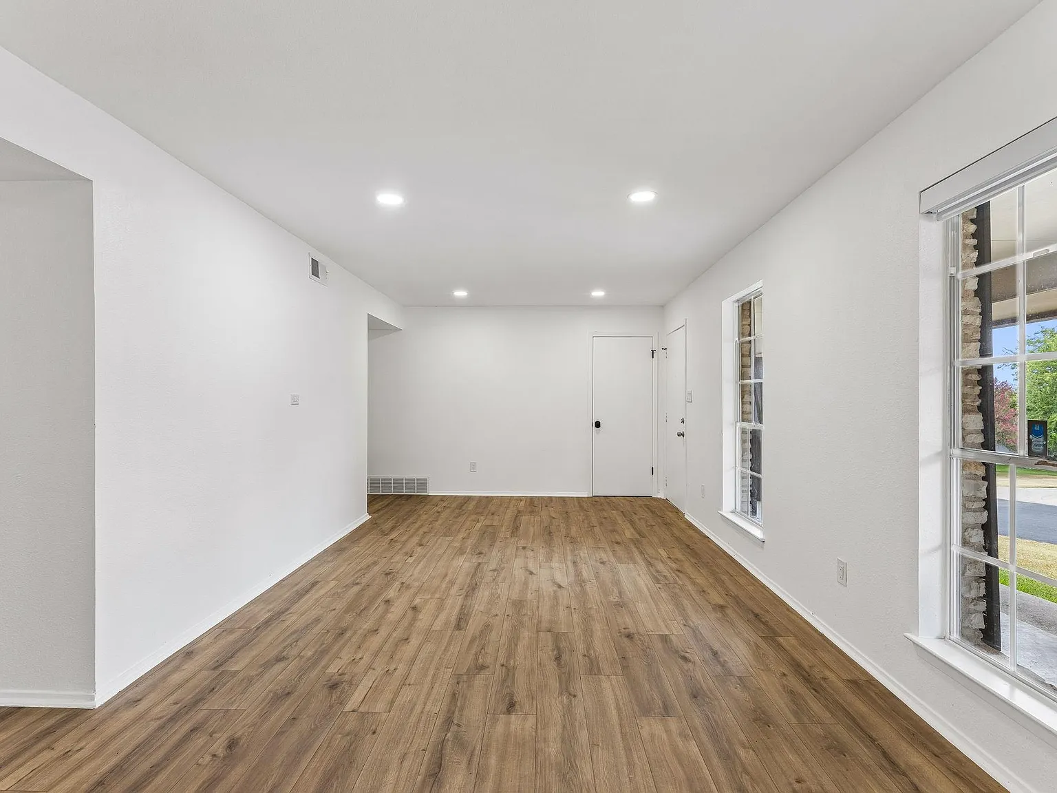 4 bed, 2.0 bath, 1932 sqft, $4,990 — Photo 4