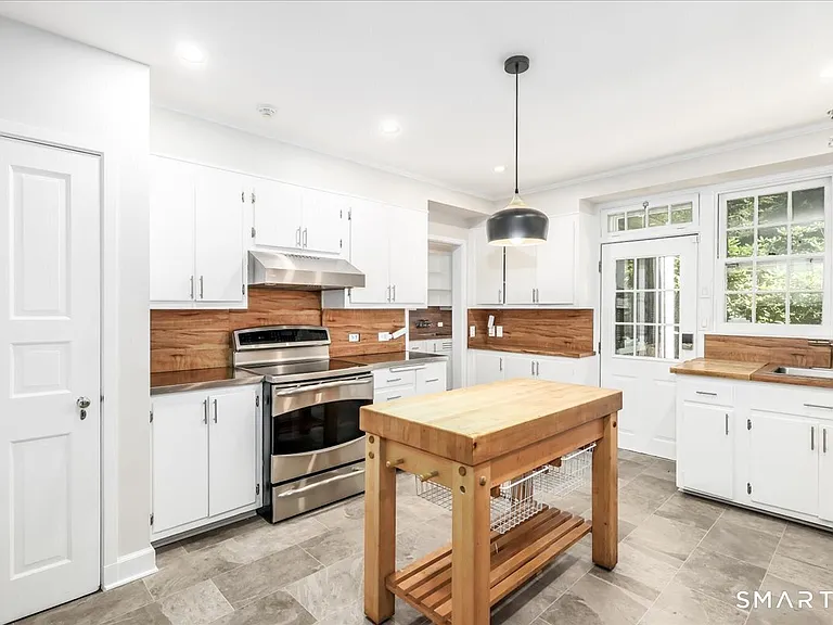 611 Westover Rd — Photo 9