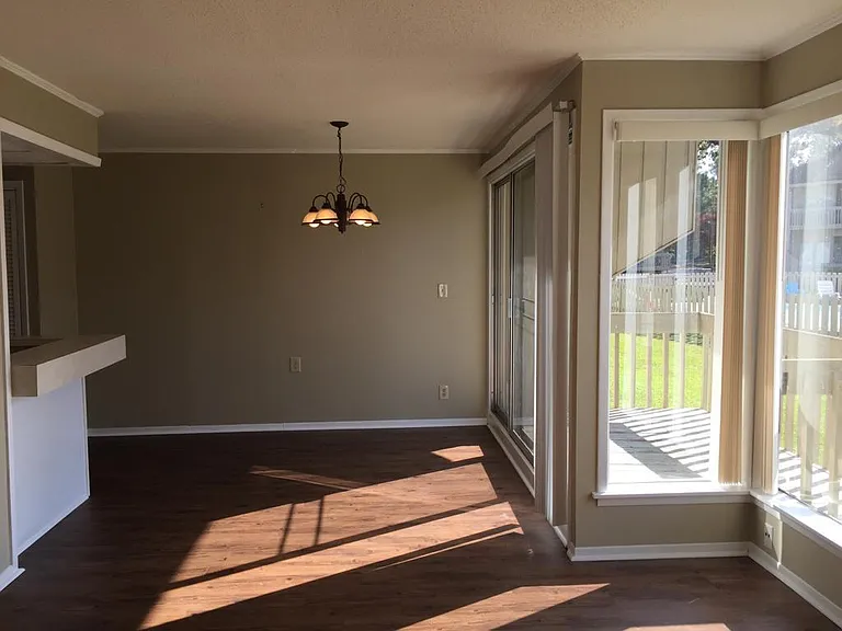 1054 Seacliff Dr N — Photo 5
